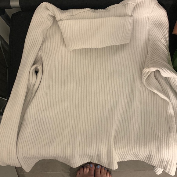 Club Monaco off-white turtleneck sweater - Picture 2 of 2